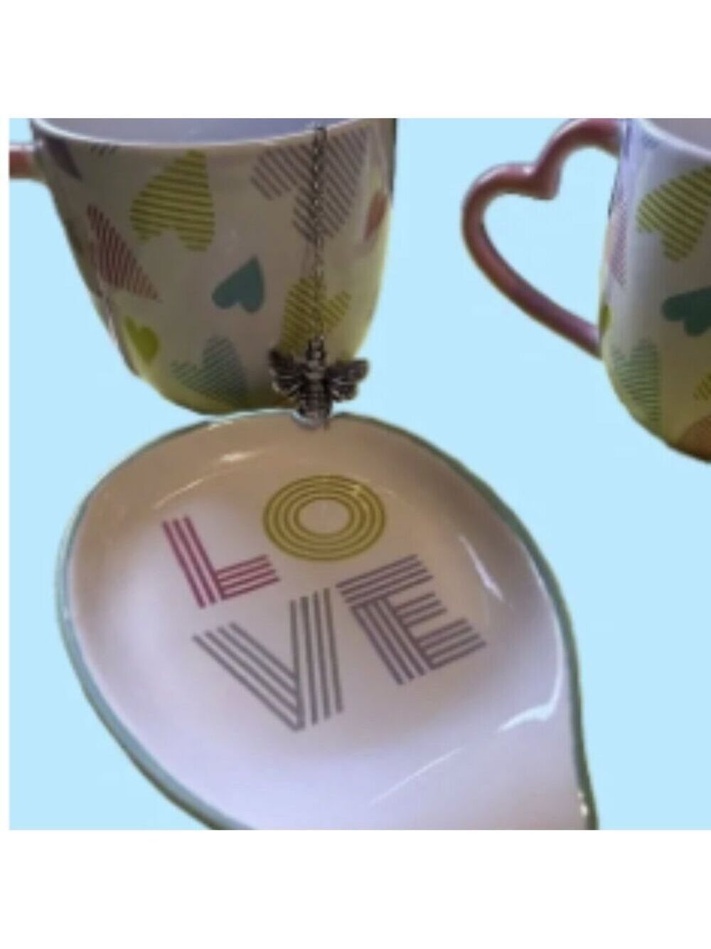 heart-printed pink cups and spoon rest, along with the cute bumble bee tea ball - Picture 2 of 6